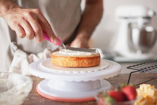 side-hustle-ideas-in-the-uk-cake-baking